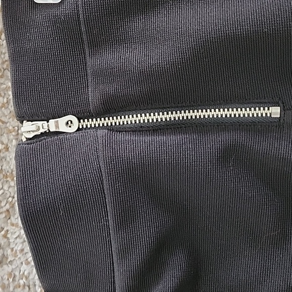 Black mini skirt - Picture 2 of 6